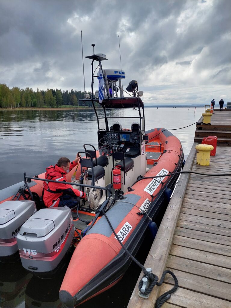 Mies tankkaa alusta, joka on laiturissa.