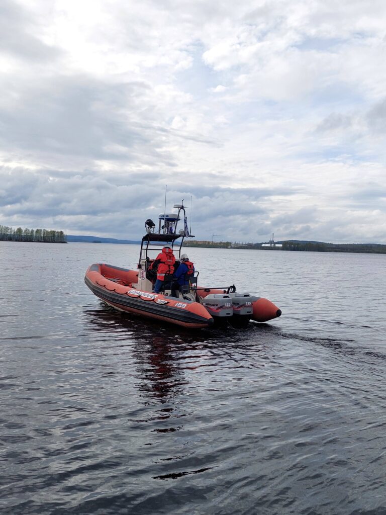 Kaksi henkilöä aluksen kyydissä.