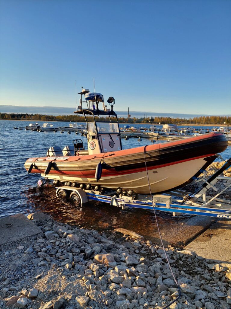 Alus trailerin päällä menossa veteen.